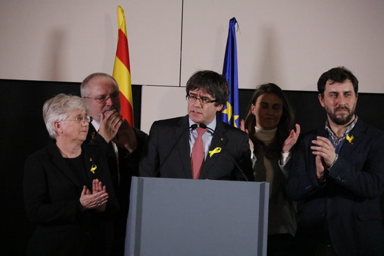 Former ministers Clara Ponsatí (on the left and right of stage) with Carles Puigdemont (center) on December 22 2017 in Brussels (by José Soler)
